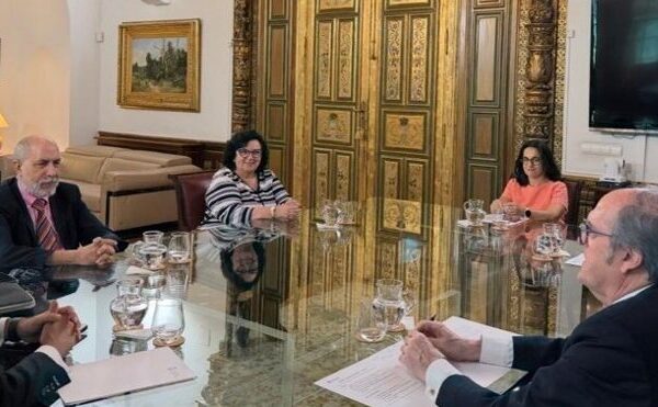 Fotografía 1 de la reunión entre miembros de la CEDU y el Defensor del Pueblo y su equipo técnico