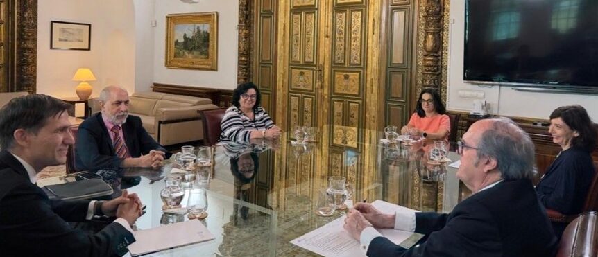 Fotografía 1 de la reunión entre miembros de la CEDU y el Defensor del Pueblo y su equipo técnico